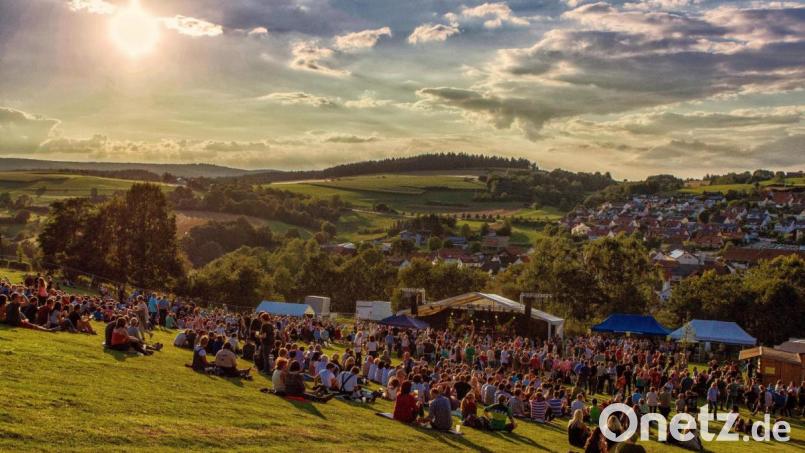Im Licht der untergehenden Juli-Sonne am Berghang Musik unter freiem Himmel genießen: Das konnten die Open-Air-Besucher im Jahr 2016. Die Neuauflage des Spektakels muss noch ein Jahr warten, die Großveranstaltung wurde erneut verschoben – wegen Corona nun schon zum zweiten Mal. Archivbild: Hermann Koch