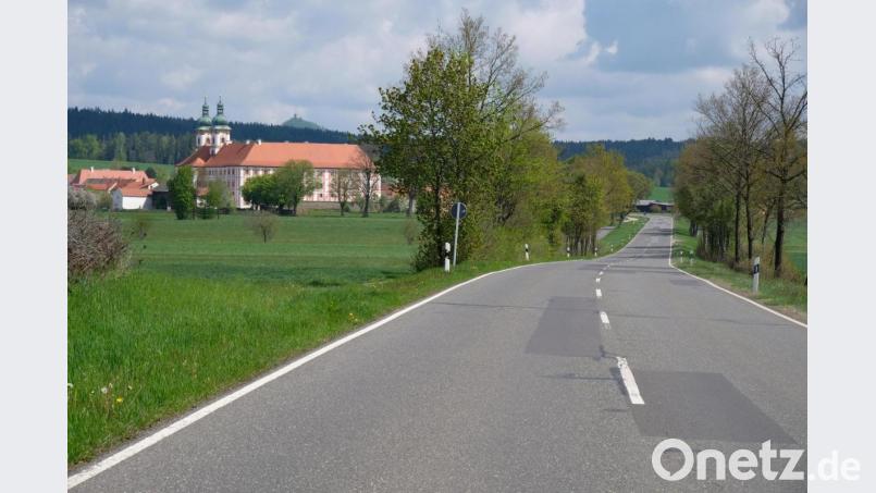 Hier wird bald rundum erneuert. Die Straße zwischen Tremmersdorf und Speinshart erhält eine neue Deckschicht. Bild: do