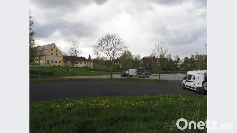 Der Schein trügt: Zwar ist der Stellplatz für Wohnmobile aktuell wenig frequentiert, doch schätzen die Camper den Ort am Amtsgericht. Nach einem Ausbau wird das Interesse noch steigen. Die Maßnahme soll aber erst im Herbst starten. Bild: ws