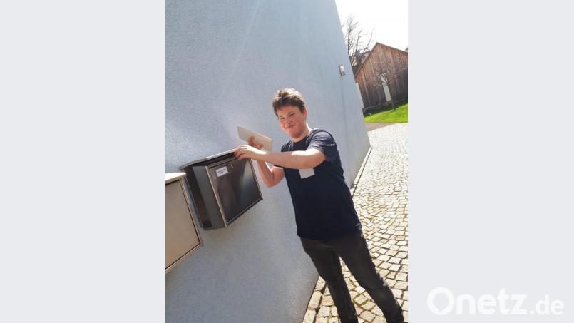 Im Zuge der Aktion &quot;Wachse mit uns&quot; haben Mitglieder des Jugendstadtrats Waldsassen Briefe mit Saatgutmischungen an alle 5- bis 12-Jährigen vor Ort verteilt. Bild: Andrea Wurm/exb
