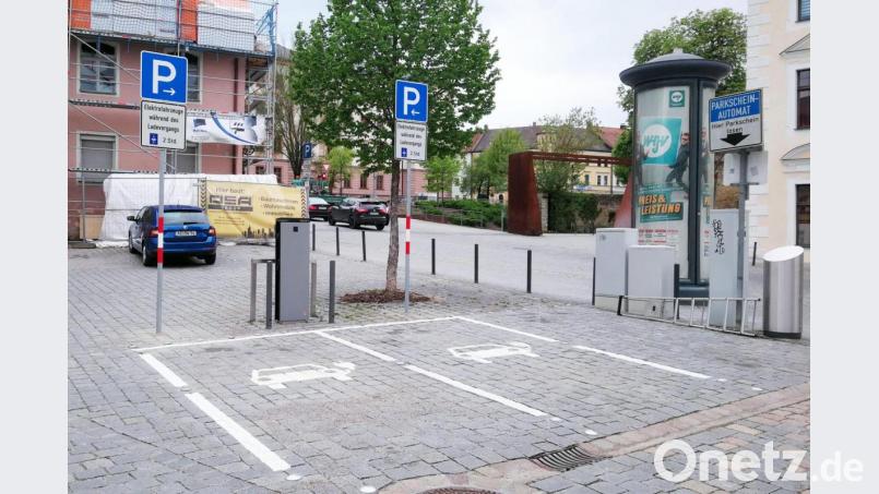 Auch am Malteserplatz gibt es jetzt neue Ladepunkte für E-Fahrzeuge. Sie befinden sich auf dem Parkplatz gegenüber dem Pfarrzentrum von St. Georg. Bild: : Heiko Schwarz, Stadt Amberg/exb