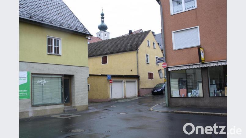Ein Verkehrsspiegel an der Ecke der ehemaligen Bäckerei Spitzer in Pressath (links) soll für bessere Übersicht an der Kreuzung sorgen. Bild: bjp