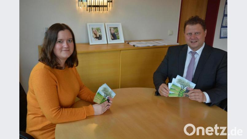 Christiane Bleistein von der Nachbarschaftshilfe Mitterteich und Bürgermeister Stefan Grillmeier präsentieren einen Teil der Postkarten, die ab Dienstag, 25. Mai, im Foyer des Rathauses aufliegen. Jeder, der möchte, kann sich bedienen und Nachbarn oder Freunden eine kleine Freude bereiten. Bild: jr
