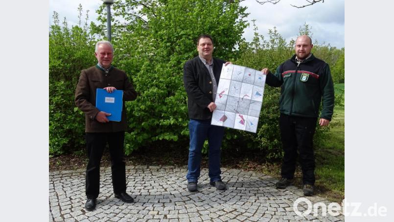 Das Betriebsgutachten für 29 Hektar Fensterbacher Gemeindewald ist fertiggestellt. Forstdirektor Alwin Kleber (links) und Förster Thomas Hebauer (rechts) überreichten es an Bürgermeister Christian Ziegler (Mitte). Bild: Houschka