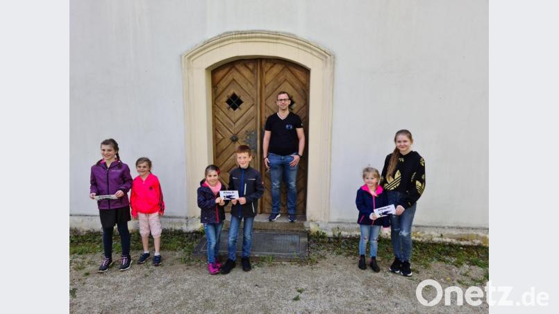 JU-Ortsvorsitzender Stefan Pappenberger (hinten) darf der Familie Huber, der Familie Greiner und der Familie Greim (von links) Gutscheine zum Eisessen übergeben. Bild: sne
