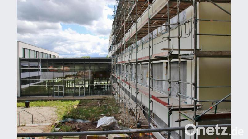 Berufliches Schulzentrum Oskar-von-Miller Schwandorf: Parallel zu den Arbeiten im fünften Bauabschnitt im Inneren werden im Mai die Arbeiten für den neuen Pausenhof zwischen dem Hauptbau rechts und dem Baukörper der Fach- und Berufsoberschule (links) beginnen. Bild: Thomas Dobler