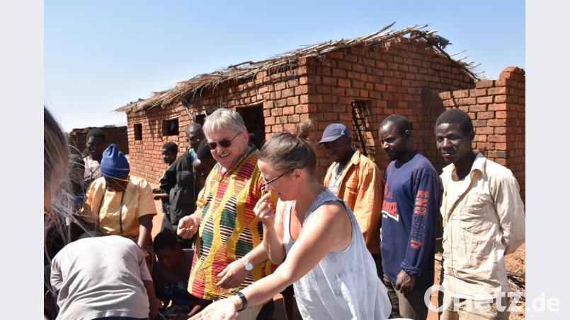 Norbert Freundorfer wird von Kindern und Erwachsenen in Malawi inzwischen gleichermaßen wie ein Familienmitglied behandelt. Archivbild: Freundorfer