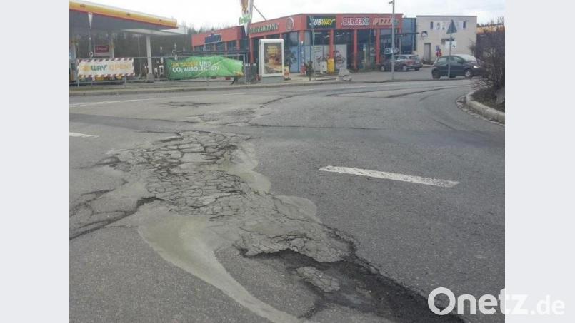 Aufgrund von Bauarbeiten im Einmündungsbereich des Industriegebietes West I in Wernberg-Köblitz ist eine Einfahrt in das Industriegebiet von 28. Mai bis 30. Mai nicht möglich. Die Umleitung ist ausgeschildert. Bild: Stefan Ott/exb