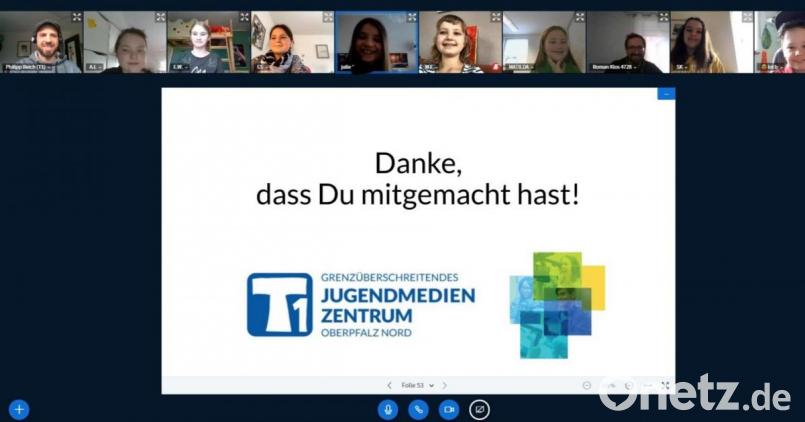 Beim Onlineworkshop &quot;Immer on&quot; klärt Philipp Reich (links) vom T1 Jugendmedienzentrum Falkenberg die Schüler der Bechtsriether Grundschule über eine verantwortungsvolle Nutzung von Medien auf. Bild: Katja Meidenbauer/exb