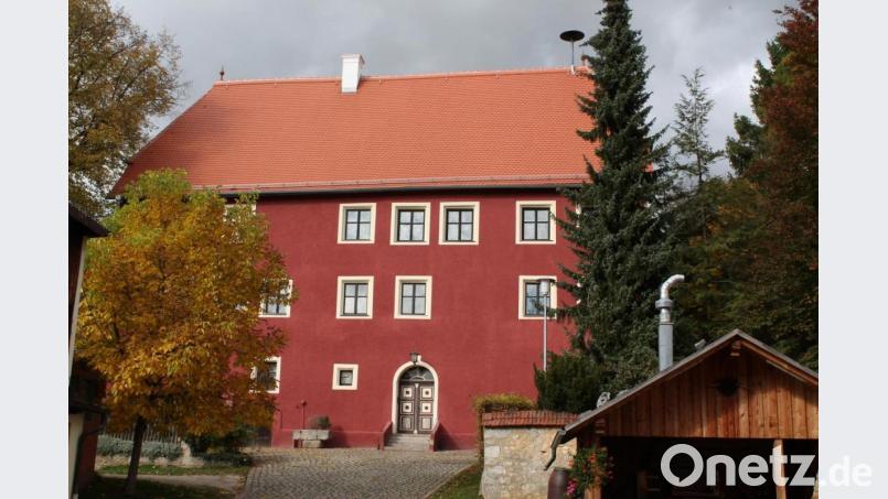 Seit dem Tod von Edeltraud Spacil, der langjährigen Bewohnerin des Schlosses, wohnt niemand mehr in dem historischen Gebäude in Kirchenreinbach. Historiker wollen sich jetzt über Gebäude und Einrichtung ein Bild machen. Bild: ds