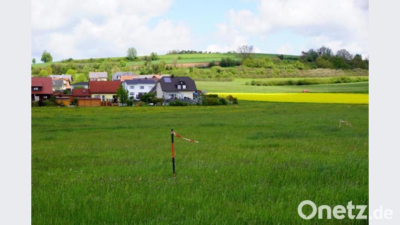 Rotweiße Flatterbänder markieren das blühende Baugebiets Lettenwiese II. Bild: bkr