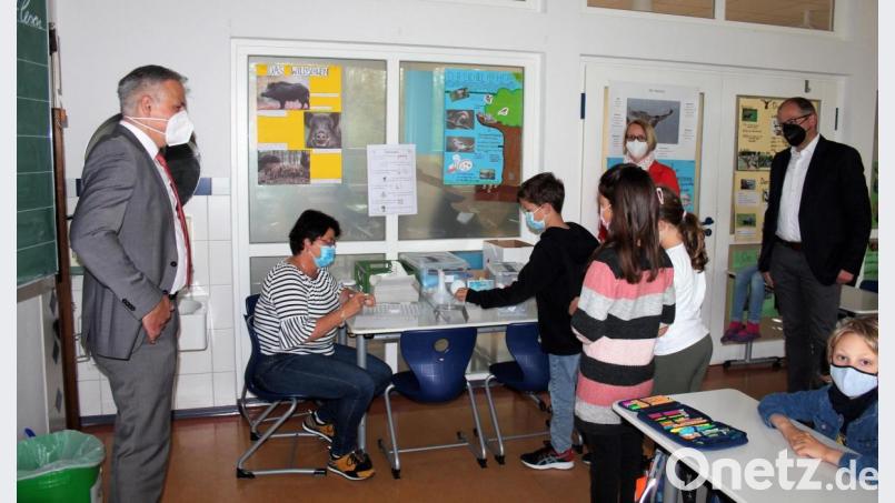 In der Klasse 3a der Grund- und Mittelschule Kemnath schaute sich Landrat Roland Grillmeier (links) an, wie das Poolingverfahren funktioniert. Kemnath ist eine von sieben Schulen, die im Landkreis an der „Wicovir“-Studie teilnimmt. Bild: stg