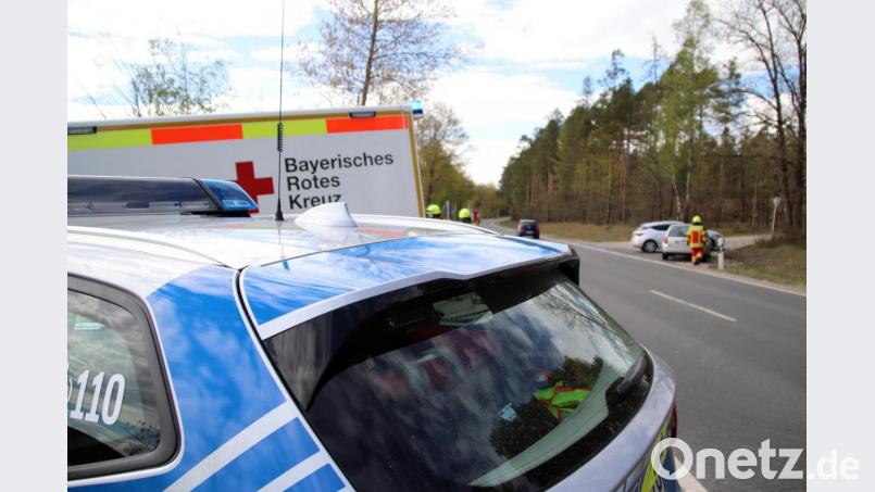 Feuerwehr, Rettungsdienst und Polizei sind an der Unfallstelle zwischen Hütten und Mantel. Bild: jma