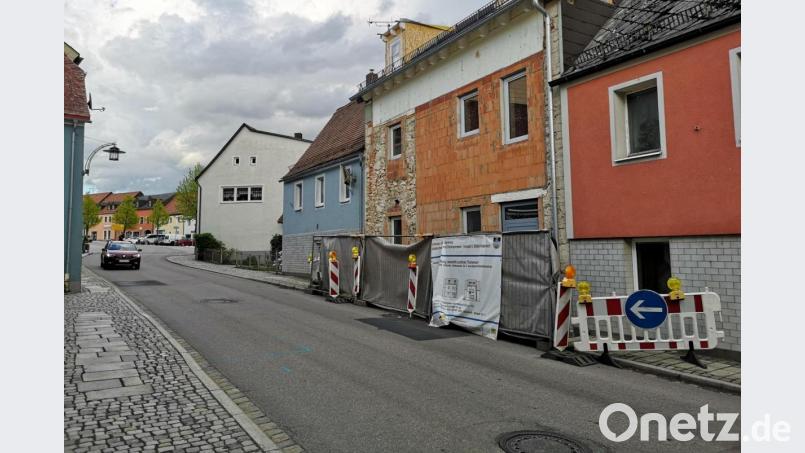 In der Vorstadt in Mitterteich läuft seit dem vergangenen Jahr die Sanierung des früheren Buchka-Hauses. In diesem Zusammenhang muss eine neue Gasleitung verlegt werden, weshalb in der kommenden Woche eine zweitägige Sperrung der Ortsdurchfahrt in diesem Bereich erforderlich ist. Bild: lnz