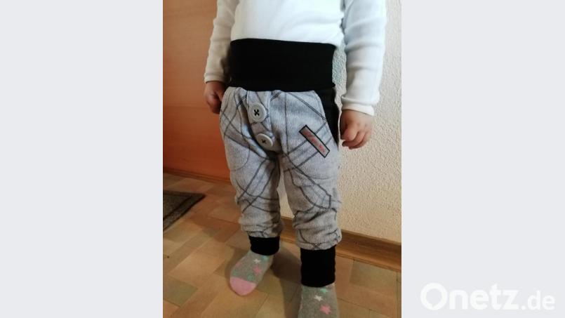 Christine Grünwald funktionierte einen Pullover zur Hose um. Bild: Stadt Eschenbach/exb