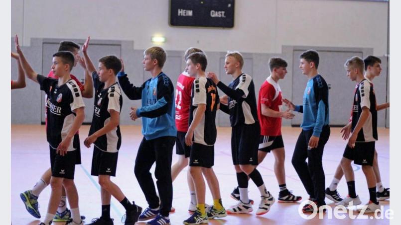 Die B-Junioren-Handballer des HC Sulzbach (rote Trikots) und von HaSpo Bayreuth klatschen sich bei einem Freundschaftsspiel ab. Die besten Spieler beider Vereine spielen künftig in einer gemeinsamen Mannschaft. Archivbild: HC Sulzbach