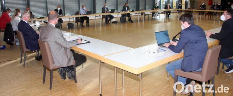 Wie schon zuvor fand die Sitzung des Erbendorfer Stadtrates erneut im Saal der Stadthalle statt. Die Stadträte und der Bürgermeister hatten über Bauanträge zu entscheiden. Bild: wro