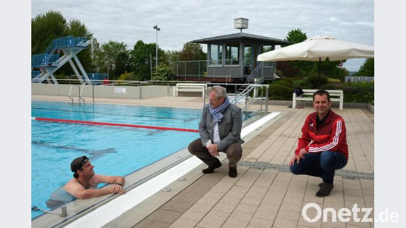 Bademeister Michael Maget (rechts) und Oberbürgermeister Andreas Feller eröffneten am Freitag die Saison im Schwandorfer Erlebnisbad und kamen mit den ersten Badegästen ins Gespräch. Bild: Hirsch
