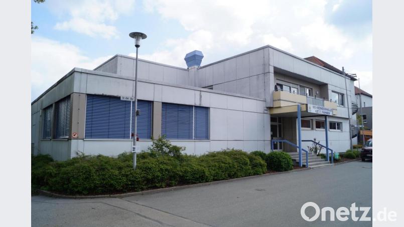 Viele Änderungswünsche bringen CSU- und SPD-Gemeinderatsfraktion in der Sitzung bezüglich der geplanten Generalsanierung der Mehrzweckhalle vor. Unterschiedliche Vorstellungen gibt es vor allem über die künftige Nutzung der ehemaligen Kegelbahngaststätte (links). Bild: du
