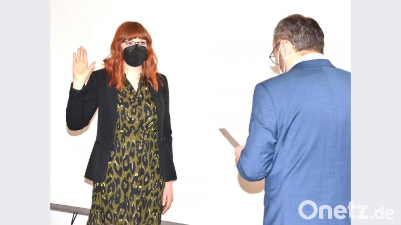 Julia Schmucker aus Hagendorf leistet als neues Mitglied des Waidhauser Marktrats ihren Amtseid gegenüber Bürgermeister Markus Bauriedl. Bild: fjo