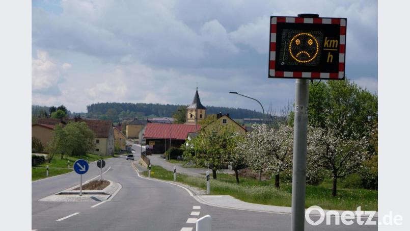 Bürgermeister und Gemeinderat hoffen auf die Einsicht der Temposünder und damit verbunden auf freundlicher schauende &quot;Smileys&quot;. Bild: do