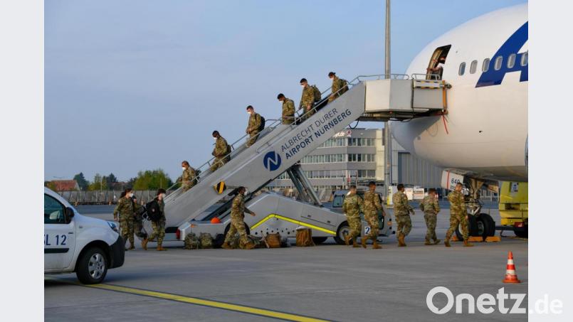 Am frühen Mittwochmorgen landen rund 100 Soldaten des V. US-Korps am Flughafen Nürnberg. Sie sind auf dem Weg nach Grafenwöhr. Bild: Eugen Warkentin