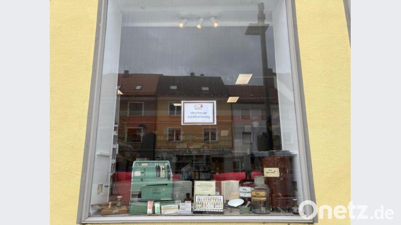 Auch beide Apotheken in Hirschau haben sich ins Zeug gelegt und ihre Fenster dekoriert. Bild: Reindl Monika/exb