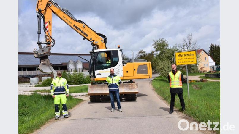 Der Ausbau der etwa 2,5 Kilometer langen Gemeindeverbindungsstraße zwischen Allertshofen und Adertshausen hat begonnen. Die Kosten der Maßnahme liegen bei etwa 2,5 Millionen Euro. Ein Bild vor Ort machen sich (von links): Polier Ludwig Christian, Bauleiter Michael Speckner (beide Englhard Bau-GmbH) und Bürgermeister Florian Junkes. Bild: bö