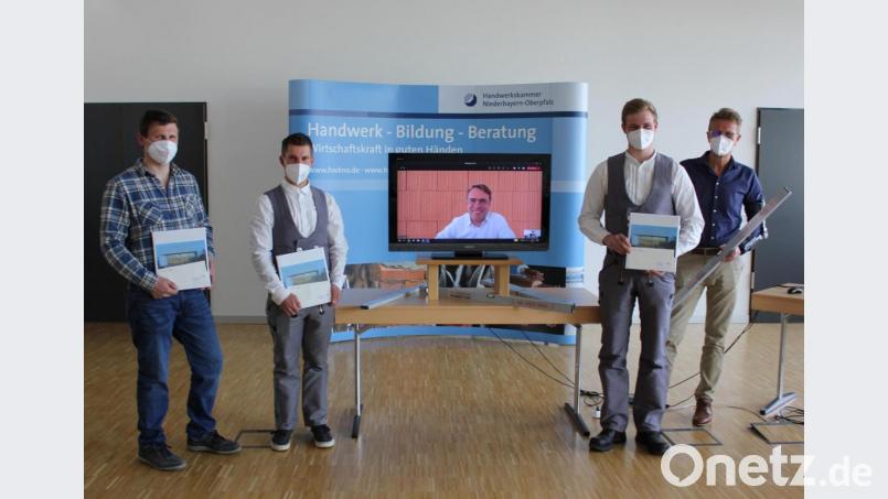 Bei der Abschlussveranstaltung in der Handwerkskammer Regensburg überreichte Robert Hummel virtuell die Prämien an die drei Kursbesten (von links): Thomas Rupprecht, Thomas Meier und Mario Pöschl. Kursleiter Johann Baumgärtner (rechts freute sich über den Erfolg der Absolventen. Bild: Elisabeth Bayer/exb