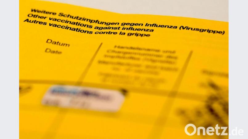 Impfpass mit den Eintragungen für die Corona-Impfung: Für den vollen Impfschutz empfiehlt die Stiko einen Abstand mehrerer Wochen. Archivbild: Jens Kalaene/dpa