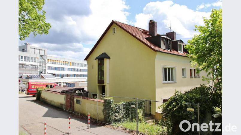 In den Sommerferien soll das Wohnhaus (rechts) abgebrochen werden, um das Baufeld für die weiteren Bauabschnitte des Beruflichen Schulzentrums Oskar-von-Miller (im Hintergrund) freizumachen. Bild: Dobler
