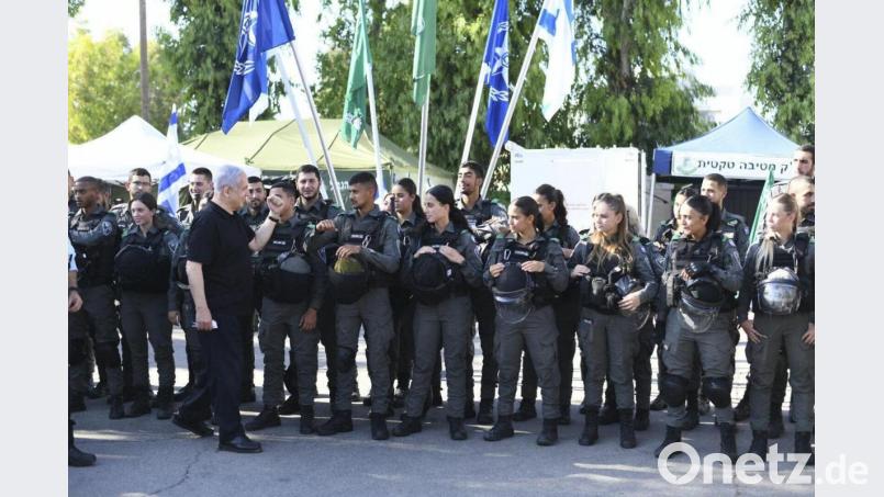 Ministerpräsident Benjamin Netanjahuspricht in Lod mit israelischen Grenzpolizisten. Er hat die Bürger des Landes erneut auf einen längeren Einsatz im Gazastreifen eingestimmt. Bild: Yuval Chen/Yedioth Ahronoth POOL/AP/dpa