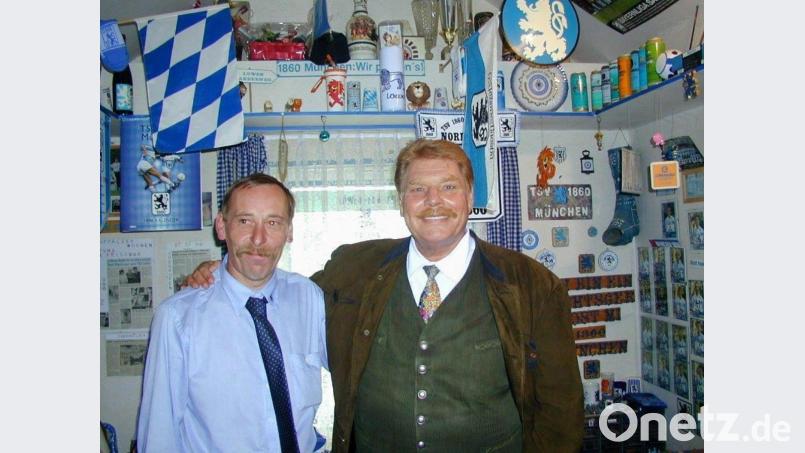 Zum 20. Gründungsjubiläum führte Rudi Nitsch (links) in seiner Wohnung den damaligen Löwenpräsidenten Karl-Heinz Wildmoser durch das Privatmuseum. Archivbild: gz