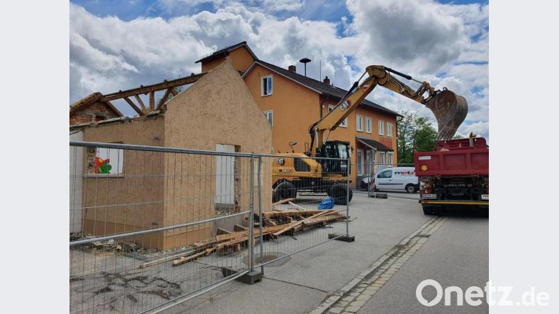 Das Gerätehaus der Feuerwehr Krondorf-Richt ist Geschichte. Das Gebäude neben dem ehemaligen Jugendtreff wurde abgerissen. Bild: Hösamer