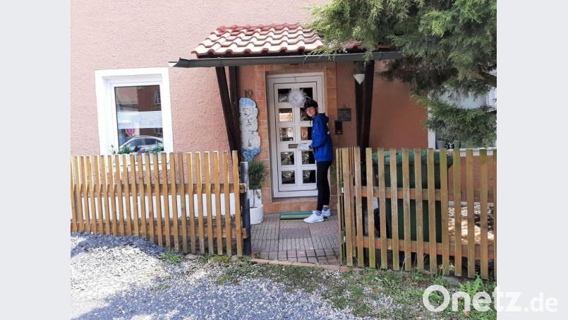 Im Zuge der Aktion &quot;Wachse mit uns&quot; haben Mitglieder des Jugendstadtrats Waldsassen Briefe mit Saatgutmischungen an alle 5- bis 12-Jährigen vor Ort verteilt. Bild: Andrea Wurm/exb