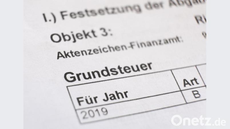 Ein Bescheid über die Grundsteuer liegt auf einem Schreibtisch. Bild: Bernd Weissbrod/dpa
