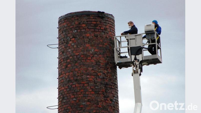 Am Freitag wurde der ehemalige Fabrikschlot der Bleiglasfabrik Beyer &amp; Co. auf Schäden untersucht. Bild: sm