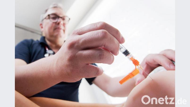 Ein Kinderarzt impft ein einjähriges Kind in den Oberschenkel mit einem Lebendvirusimpfstoff gegen Masern, Mumps und Röteln. Ein Corona-Impfstoff für Kinder und Jugendliche ist aber noch nicht freigegeben. Bild: Julian Stratenschulte/dpa
