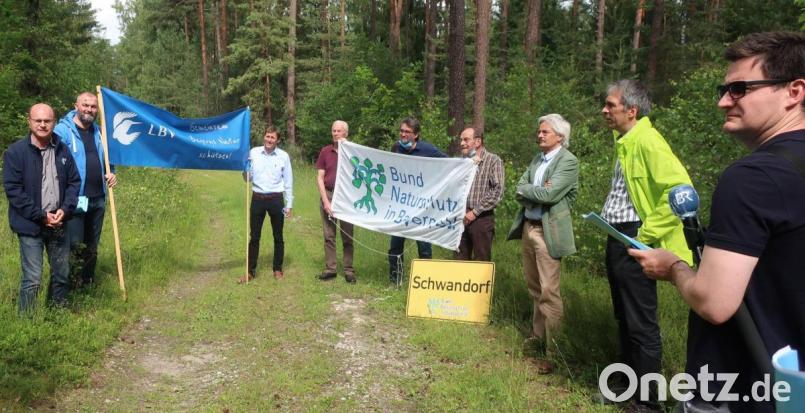 Bereits im vergangenen Jahr regte sich großer Widerstand gegen das geplante Gewerbegebiet an der A93 bei Teublitz. Jetzt zieht der Landesbund für Vogelschutz vor Gericht. Archivbild: rid