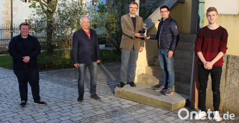 Dominik Vollath (Zweiter von rechts) überreichte an Pfarrer Martin Besold (Mitte) eine Kamera für die Aufzeichnung der Gottesdienste. Darüber freuten sich (von links) Simon Kreuzer, Alfons Meierhöfer und Jonathan Sausner. Bild: Popp, Holger/exb