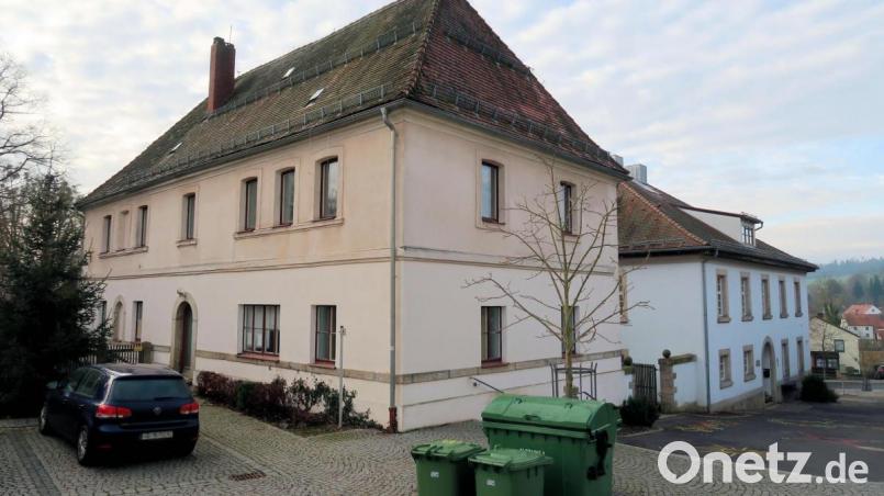 Das ehemalige Lehrerwohnhaus (Bild) soll zum neuen Friedenfelser Rathaus umgebaut werden. Den Planentwürfen des Architekturbüros Hilgarth stimmte der Gemeinderat zu. Archivbild: bsc