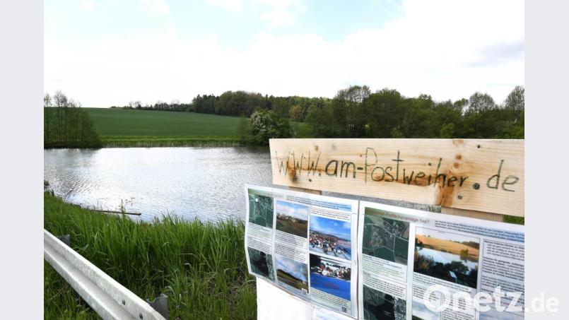 Auf der jetzt landwirtschaftlich genutzten Fläche jenseits des Postweihers soll eine rund sieben Hektar große Freiflächen-Photovoltaikanlage gebaut werden. Die Anwohner sind aber fast alle gegen diese Pläne, wie im Vordergrund gut zu erkennen ist. Bild: Petra Hartl