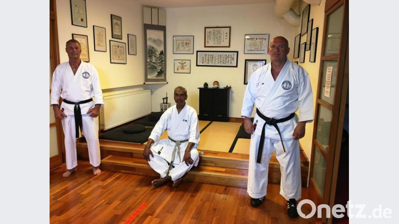 Uwe Bergold (rechts) und Alfred Birner (links) bestritten mit ihrem Großmeister Jamal Measara ein Online-Training für eine Fernsehaufzeichnung. Bild: Uwe Bergold/exb