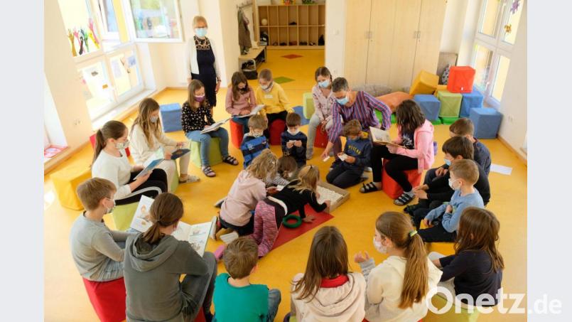 Lesepaten aus der vierten Klasse förderten nach dem pandemiebedingten Stopp des Präsenzunterrichtes in der Grundschule am Rauhen Kulm beim Vorlesen für die Erst- und Zweitklässler und bei Gesellschaftsspielen die Sozialkontakte. Bild: do