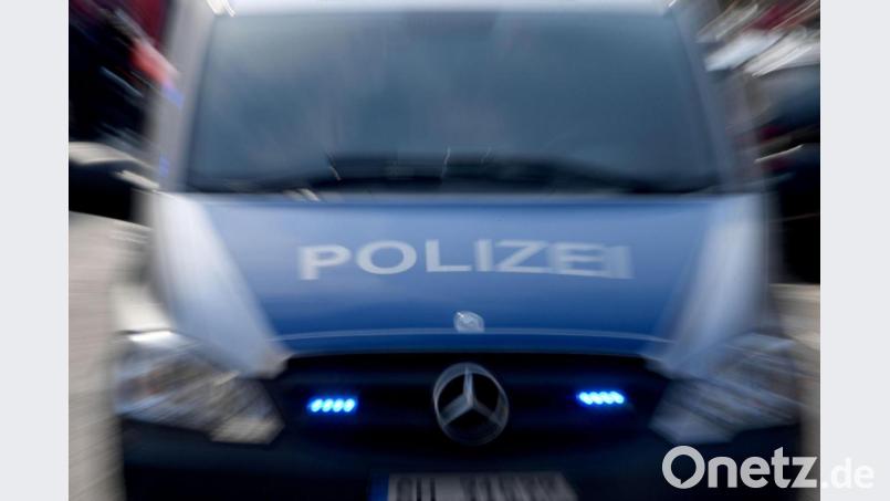 Für seine schlechten Manieren im Straßenverkehr muss nun ein Autofahrer geradestehen. Symbolbild: Carsten Rehder/dpa