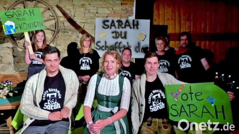 In einem urigen Stodl präsentierte sich die erwartungsfrohe Kandidatin samt familiärer Fangruppe den Zuschauern. In Anspielung auf Sarah Jägers Hobby, das Fußballspielen, bezeichnete Moderator Roman Roell die versammelten Unterstützer launig als „Südkurve“. Bild: Jäger/exb
