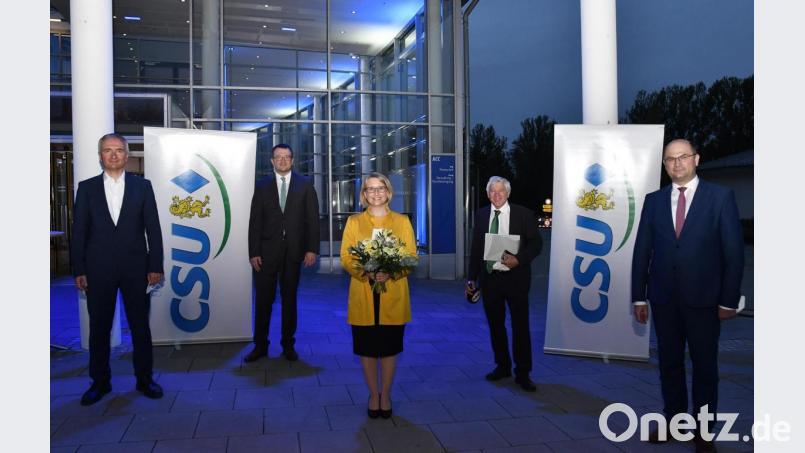 Susanne Hierl aus Neumarkt (Mitte) tritt als Direktkandidatin der CSU für den Wahlkreis Amberg-Sulzbach bei der Bundestagswahl an. Bild: Petra Hartl