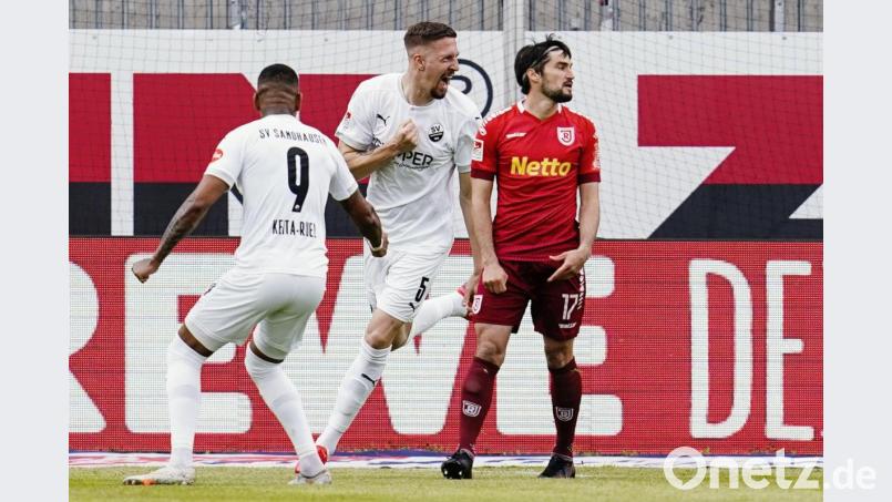 Nach 14 Jahren im Trikot des SSV Jahn bestreitet &quot;Identifikationsfigur&quot; (O-Ton Mersad Selimbegovic) Oliver Hein (rechts) am Samstag gegen den FC St. Pauli sein (vermutlich) letztes Spiel für Regensburg. Bild: Uwe Anspach/dpa