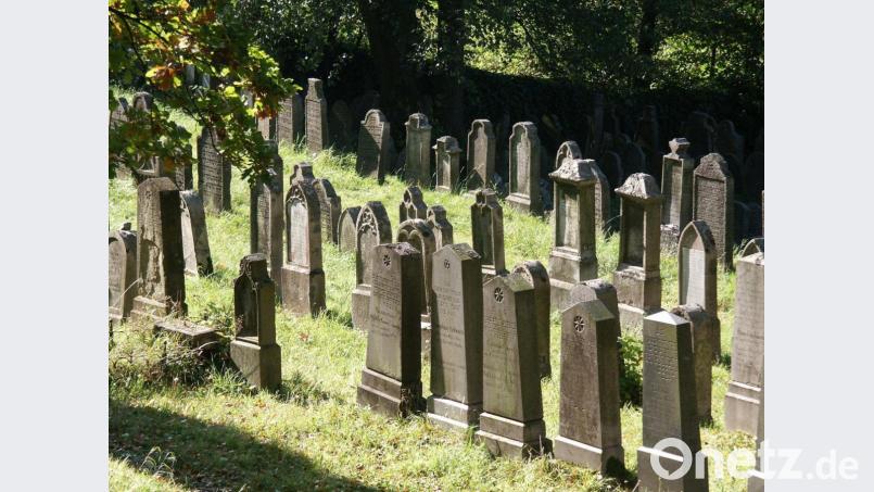 Vom jüdischen Friedhof in Floß sind etwa 400 Grabsteine sowie ein Gedenkstein für 33 jüdische Häftlinge des KZ Flossenbürg, die im April 1945 in einem Gemeinschaftsgrab bestattet wurden, erhalten. Die letzte jüdische Beerdigung fand 1946 statt. Archivbild: Popp
