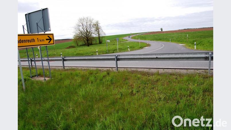 Die Gemeinde saniert schon heuer und nicht erst 2022 die Gemeindeverbindungsstraße von der NEW2 nach Meerbodenreuth. Bild: sm
